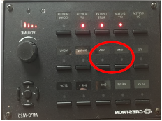 当笔记本电脑连接时，指示您使用VGA或HDMI按钮的讲台控制图像